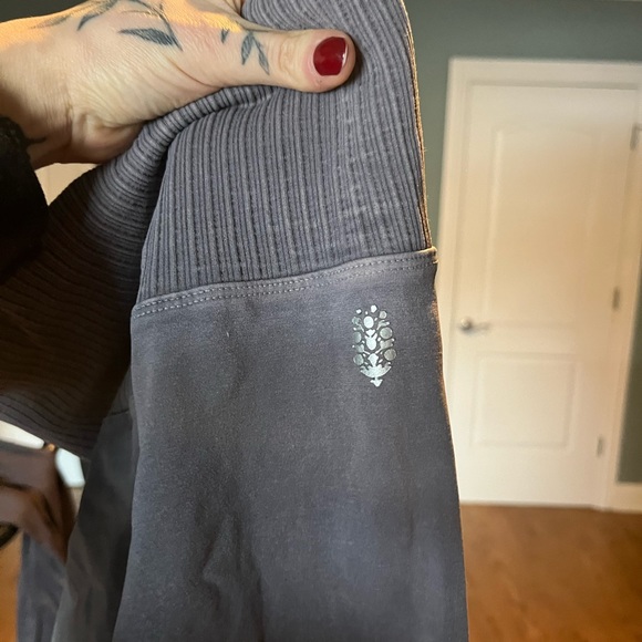 NWOT FP movement good karma charcoal leggings xs/s - Picture 6 of 7